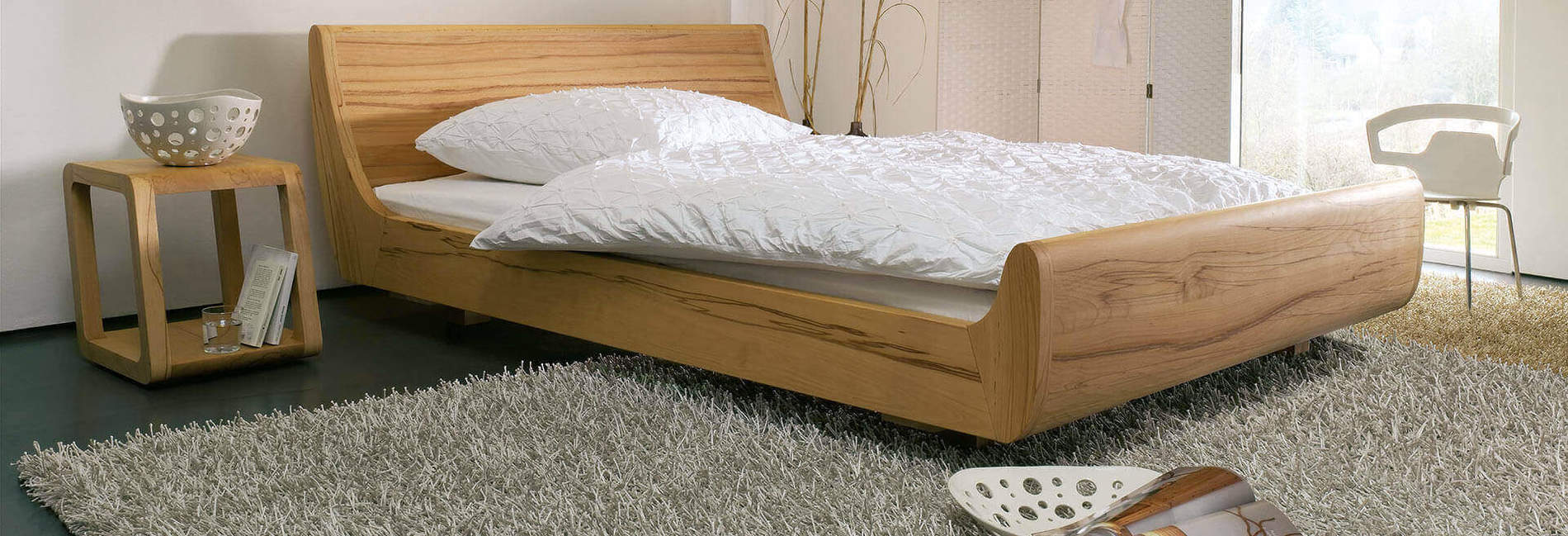 Bettgestell aus Massivholz von Dormiente bei Betten Emmerich